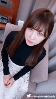 约的良家短发妹子，喝红酒聊聊天，扒掉内裤多毛骚逼，双腿肩上扛操的受不了